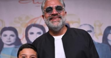 محمد شاهين برفقة الطفل على من تكريم أبطال لام شمسية ويعلق عليها: روح قلبي محمد شاهين والطفل على البيلى