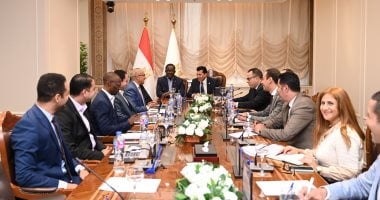 وزير الرياضة يلتقي أمين عام الكاف لمتابعة مستجدات نقل المقر للعاصمة الإدارية وزير الرياضة مع مسئولي الكاف