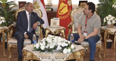 محافظ بورسعيد يبحث مقترح استضافة المهرجان القومي للمسرح المصري مع الفنان محمد رياض جانب من اللقاء