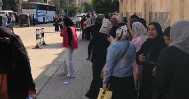 طلاب الثانوية العامة يجرون مراجعات سريعة قبل دخول اللجان بالغربية.. فيديو