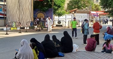 أولياء أمور طلاب الثانوية العامة بأسوان ينتظرون أبناءهم أمام اللجان.. فيديو أولياء الأمور أمام اللجان