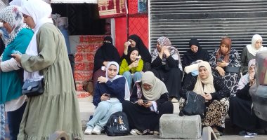أولياء الأمور يدعون لأبنائهم بالثانوية العامة أمام اللجان بالقليوبية.. صور القلق يسيطر على أولياء الأمور