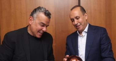 خالد مرتجي يتبادل الهدايا التذكاريا مع وفود كأس العالم للأندية.. صور