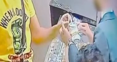 لحظة سرقة محل مشغولات ذهبية شهير.. ومكافأة لمن يتعرف على السارق لحظة السرقة