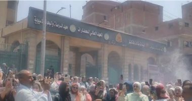 طلاب "إعلام الزقازيق" يحتلفون بتخرجهم بالشماريخ والطبل البلدى.. فيديو