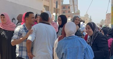 تباين آراء طلاب الثانوية العامة بالدقهلية حول امتحان اللغة العربية.. فيديو وصور استقبال اولياء الأمور للطلاب