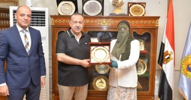 محافظ أسيوط يتسلم درع التقدير من محافظة المنيا لدعمه الفني واللوجستي لقطاع الطرق محافظ أسيوط