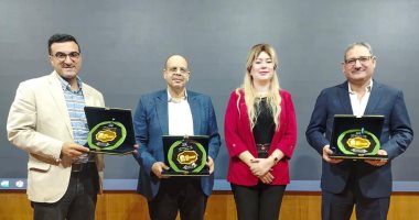 "هوية" و"كيميت" و"لها".. جذور وقضايا المجتمع المصرى فى مشروعات تخرج طلاب الإعلام بالجامعة العربية المفتوحة جانب من التكريم