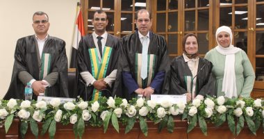جامعة عين شمس تمنح درجة الماجستير بتقدير امتياز للباحث إبراهيم سعيد الباحث مع لجنة المناقشة