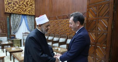 شيخ الأزهر يستقبل سفير فرنسا ويعرب عن تقديره لموقف بلاده من العدوان على غزة شيخ الأزهر يستقبل السفير الفرنسى