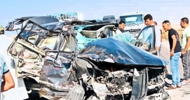 مصرع 3 أشخاص وإصابة 3 آخرين إثر تصادم سيارتين على طريق السلوم.. صور حادث تصادم سيارتين - طريق السلوم
