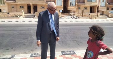 محافظ شمال سيناء يشيد بكفاح الطفلة "ملك" بائعة الفشار ويوجه برعاية أسرتها خلال زيارة المحافظ للطفلة