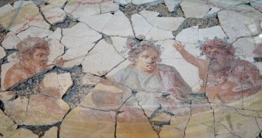 علماء الآثار يعيدون بناء لوحات جدارية رومانية عمرها 2000 عام من آلاف القطع بناء لوحات جدارية رومانية