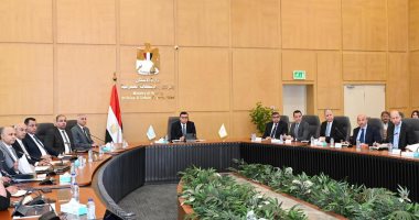 وزير الإسكان يتابع موقف منطقة الأعمال المركزية بالعاصمة الإدارية الجديدة