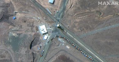 إيران تُخفى آلاف أجهزة الطرد المركزى لصنع قنبلة نووية.. تليجراف تكشف التفاصيل شاحنات بالقرب من مواقع النووى الايرانى