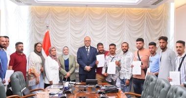 تسليم عقود توظيف لمصريين للعمل بالأردن فى مجالات زراعة النخيل تسليم عقود توظيف لمصريين للعمل بالأردن