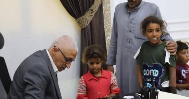 محافظ شمال سيناء يلتقى الطفلة "ملك" ويوجه بتوفير مصدر دخل كريم لأسرتها جانب من اللقاء