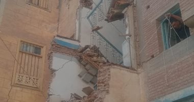 انهيار جزء من منزل قديم على سيارة بمدينة فوه بكفر الشيخ دون إصابات.. صور انهيار جزء من مبنى بمدينة فوه ولا توجد خسائر في الأرواح