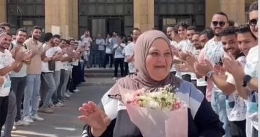 باقة ورد وممر شرفى.. طلاب هندسة الإسكندرية يكرمون عاملة فى آخر يوم امتحانات ممر شرفي للعاملة