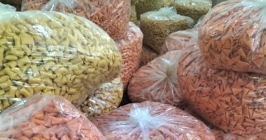 ضبط نصف طن مقرمشات ومواد كيميائية مجهولة المصدر بالشرقية جانب من المضبوطات
