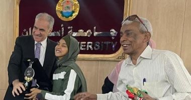 جامعة أسوان تكرم فتاة من ذوى الهمم لتوفقها الرياضى على الجمهورية جامعة أسوان تكرم فتاة من ذوى الهمم