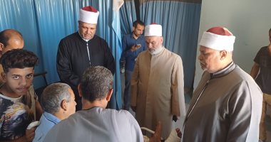 رئيس "أزهر سوهاج" يزور مصابى حادث طريق جرجا من أعضاء ملاحظة الشهادة الثانوية جانب من الزيارة