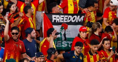 الترجي ضد تشيلسي.. الجماهير التونسية تتألق برسائل فلسطين في مونديال الأندية جماهير الترجي ترفع علم فلسطين خلال مواجهة تشيلسي