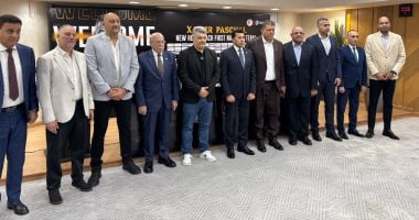 اليد يقدم باسكوال المدير الفنى الجديد للمنتخب فى حضور وزير الرياضة خافيير باسكوال مع وزير الرياضة ومسئولى اليد