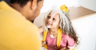 طفلة مريضة بالبهاق