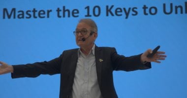 صاحب الكتاب الأكثر مبيعا.. ماذا قال الكاتب العالمى جون جراى عن المرأة؟ جون جراي
