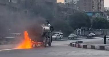 سائق يقود سيارة نقل مشتعلة ويبعدها عن منطقة سكنية بمصر القديمة.. صور السيارة المشتعلة بمصر القديمة