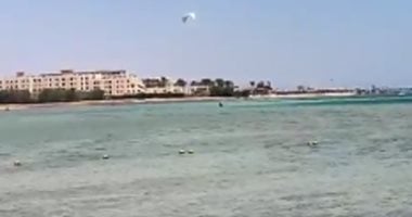 طقس ربيعى ممتع على شواطئ الغردقة مع انتشار ممارسة رياضة الكايت سيرف.. فيديو طقس ربيعى ممتع على شواطئ الغردقة