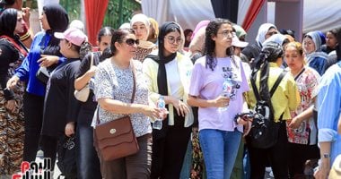 طلبة الثانوية العامة يشتكون من صعوبة امتحان الفيزياء: مستوى الأفكار بالأسئلة الاختيارية عالٍ ويحتاج وقت إضافى.. فرحة بالشعبة الأدبية لسهولة اختبار التاريخ.. الأسئلة مباشرة.. والتعليم تتخذ إجراءات ضد المخالفين طلاب الثانوية العامة
