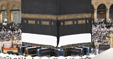 إرث متواصل يمتد لـ100 عام.. تغيير كسوة الكعبة المشرفة وسط أجواء روحانية تغيير كسوة الكعبة