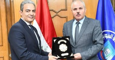 جامعة قناة السويس تُكرم نقيب الإعلاميين لأبحاثه في العلوم البينية بين الاقتصاد والإعلام تكريم نقيب الإعلاميين لأبحاثه في العلوم البينية