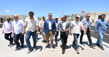 وزير الإسكان يتفقد كوبرى C19 والمدينة التراثية والمنطقة الشاطئية بمدينة العلمين الجديدة