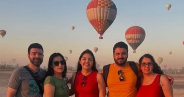 الأقصر مملكة البهجة والزيارات المميزة للسائحين من حول العالم فى الموسم السياحى الصيفى.. رحلات مبهجة فى المعابد الأثرية ورحلات نيلية سعيدة تختتم بجولات للحصول على الهدايا من مصانع الألباستر بالبر الغربى.. صور استمتاع ضيوف العالم فى قلب مطار البالون