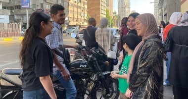 أولياء الأمور يدعمون أبنائهم قبل امتحان الفيزياء والتاريخ أمام اللجان.. صور طلاب الثانوية العامة أمام اللجان