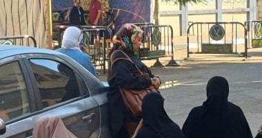 أولياء الأمور ينتظرون طلاب الثانوية العامة أمام اللجان بأسوان.. فيديو _أولياء الأمور أمام لجان الثانوية العامة بأسوان