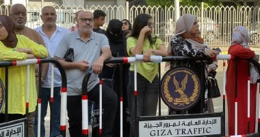دعوات الأمهات ترافق طلاب الثانوية العامة أمام لجان امتحان الفيزياء والتاريخ بالجيزة أولياء أمور طلاب شهادة الثانوية العامة