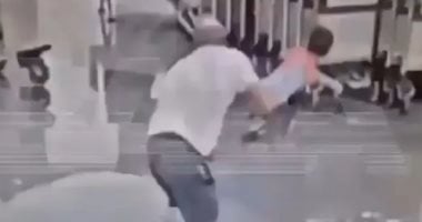 مدمن بيلاروسى يحاول قتل طفل إيرانى بمطار موسكو.. فيديو محاولة قتل الطفل