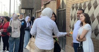 سيدة توزع عصائر على طلاب الثانوية العامة أمام لجان الامتحانات فى الجيزة.. صور سيدة توزع عصائر على طلاب الثانوية العامة