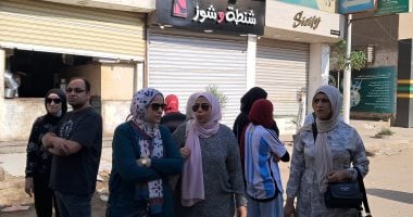 قلق على وجوه أولياء الأمور بامتحان الفيزياء والتاريخ للثانوية العامة بالقليوبية أولياء الامور ينتظرون في الشمس