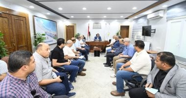 وزير الإسكان يعقد اجتماعا لمتابعة مشروعات مركز مارينا العلمين السياحي خلال الاجتماع