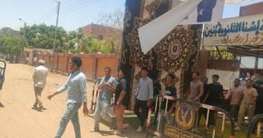 فرحة على وجوه طلاب الثانوية العامة بالأقصر عقب امتحانات الفيزياء والتاريخ.. فيديو امتحانات الثانوية العامة