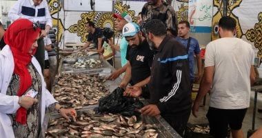 نائب محافظ الإسماعيلية يفتتح مبادرة "أسماكنا بنصف ثمنها".. فيديو وصور إقبال على الأسماك