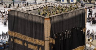 فى مشهد مهيب.. تغيير كسوة الكعبة المشرفة خلال 4 ساعات فقط.. صور جانب من أعمال تغيير الكسوة