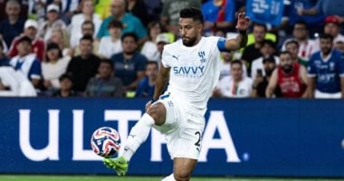 سالم الدوسري يكسر رقم حسين الشحات ويعادل ميسي في ليلة صعود الهلال سالم الدوسري قائد الهلال السعودي