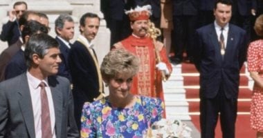 فستان للأميرة ديانا يُباع في مزاد علني بأكثر من نصف مليون دولار.. صور الأميرة ديانا