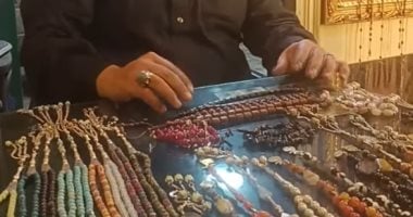 صانع أحجار كريمة: كل قطعة لها رونقها بس مفيش حجر بيجيب الحظ أو الرزق.. فيديو صناعة الأحجار الكريمة